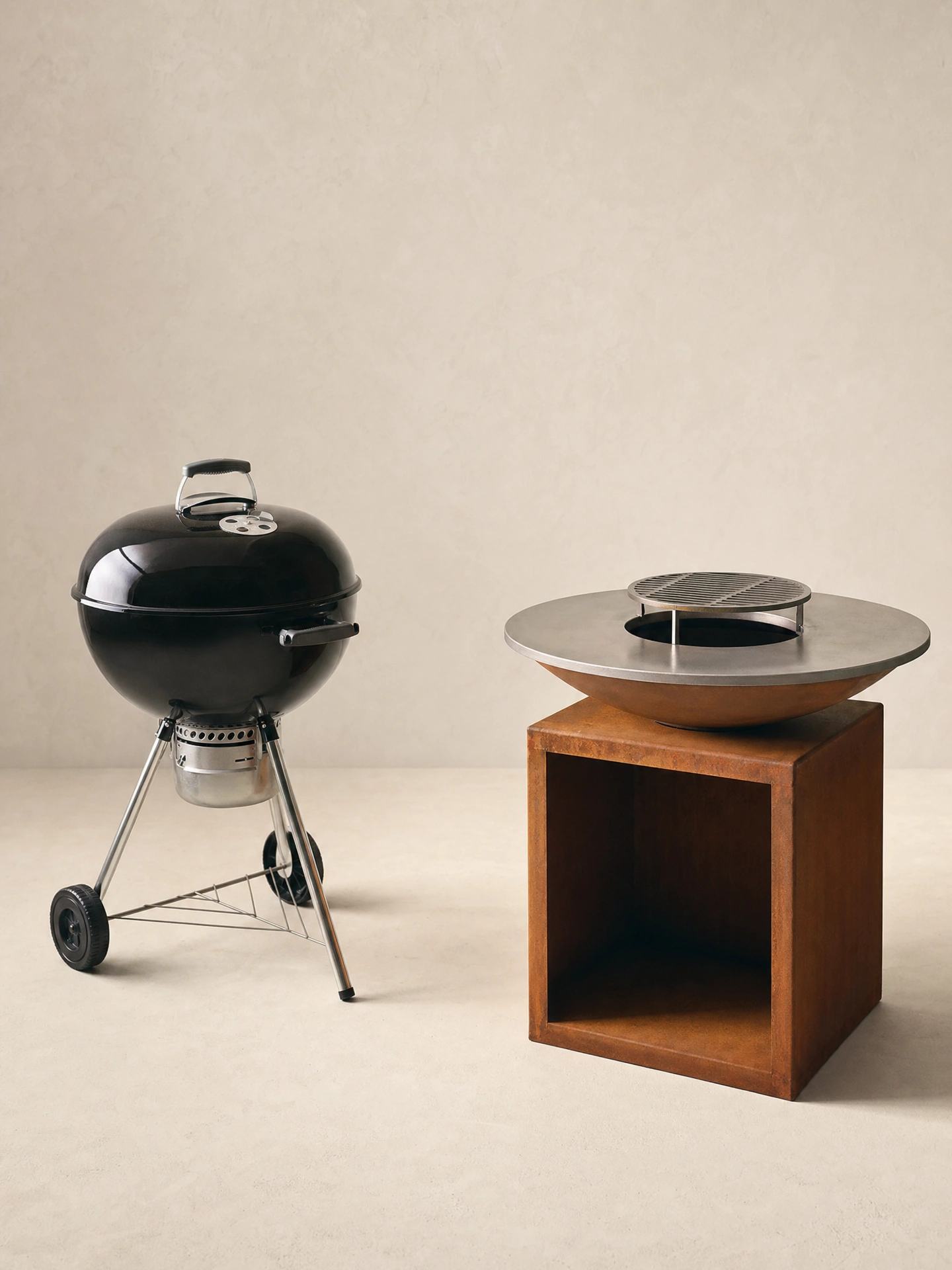 Comparatif visuel d'un barbecue Weber et d'un brasero plancha artisanal en corten